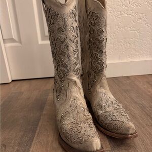 Corral Cream Embroidered Rhinestone Western Heeled Boots